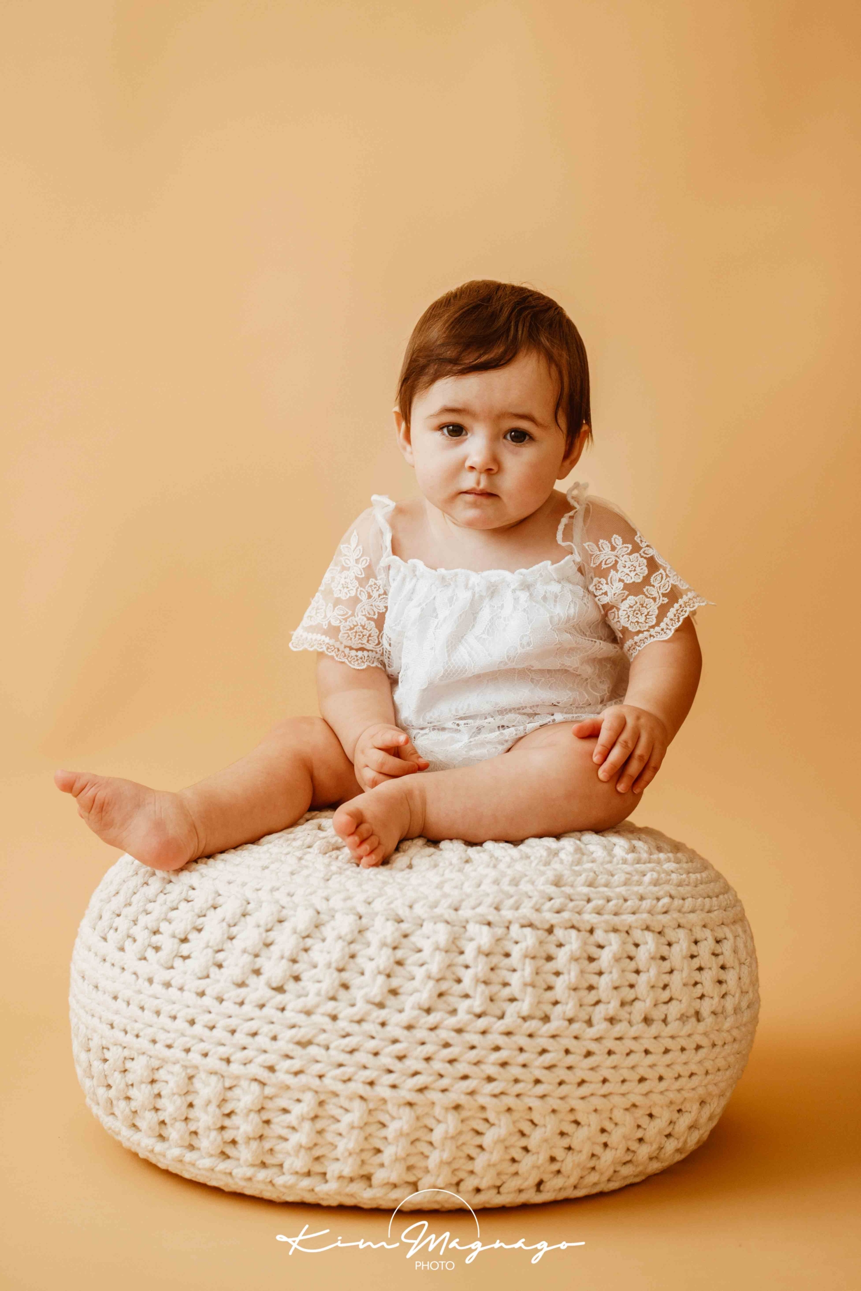 foto ad una bimba di 8 mesi seduta