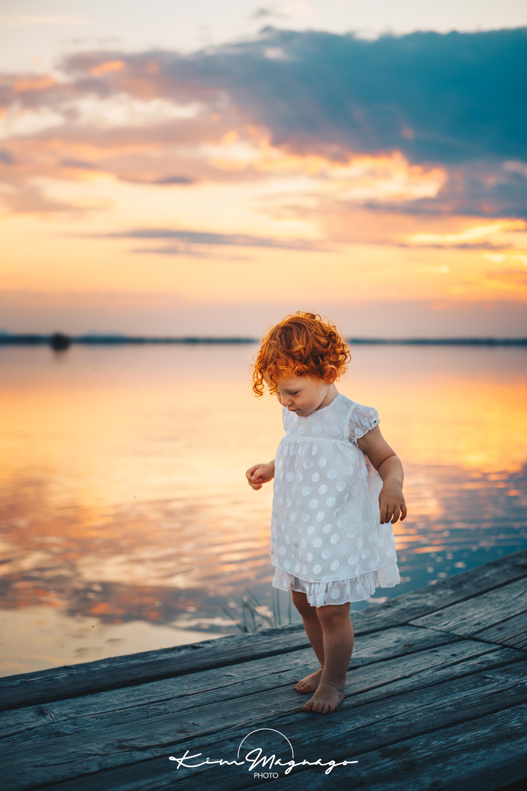 bambina fotografata al mare d'estate