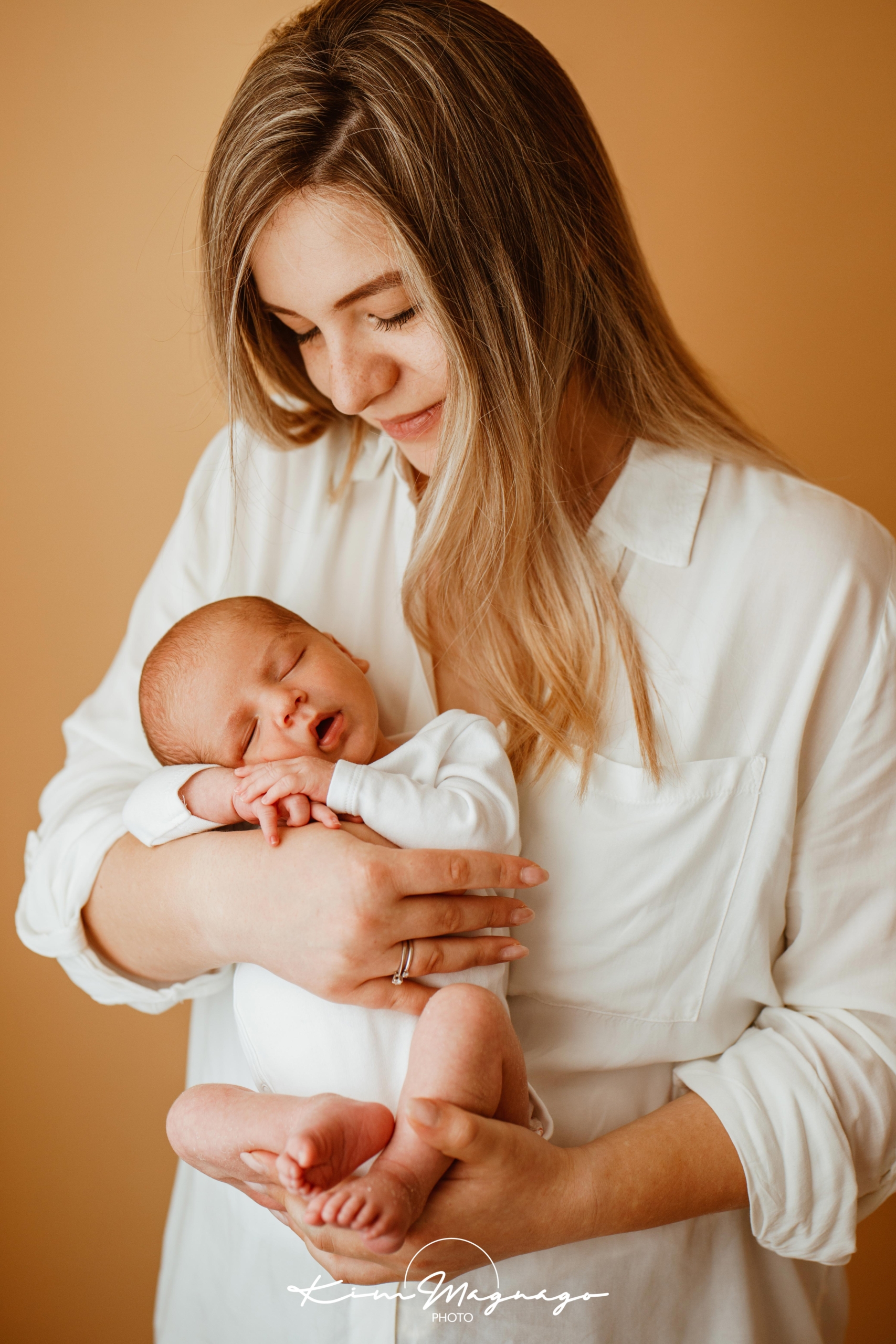 mamma tiene tra le braccia il suo neonato in un servizio new born