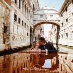 foto matrimonio a Venezia sposi si baciano in taxi acquatico