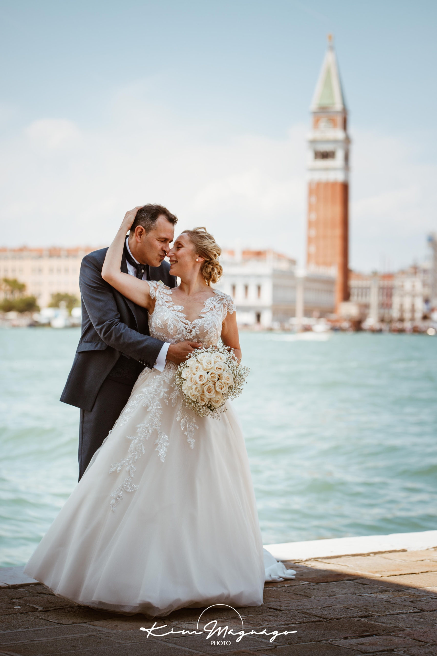 foto sposi a Venezia con campanile di San Marco